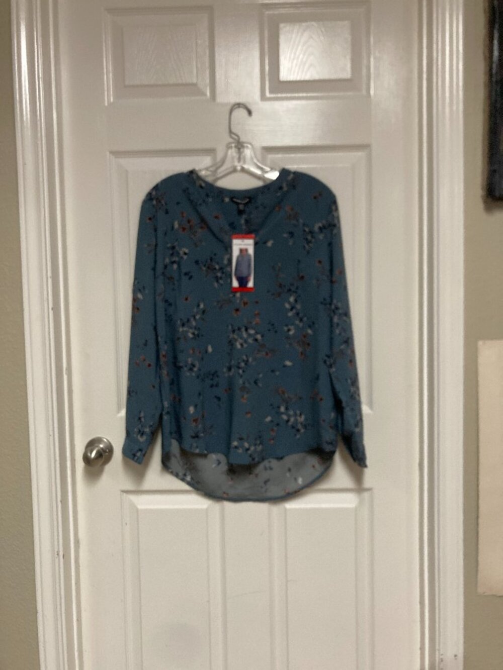 HILARY RADLEY New With Tags Long Sleeve V-Neck Blouse blue/floral size Medium Wo
